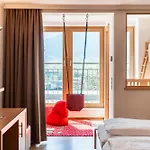 Familotel Amiamo Отель Целль-ам-Зе